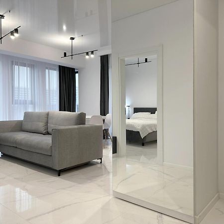 Koya Tower By The Lake Apartments Mamaia Bagian luar foto