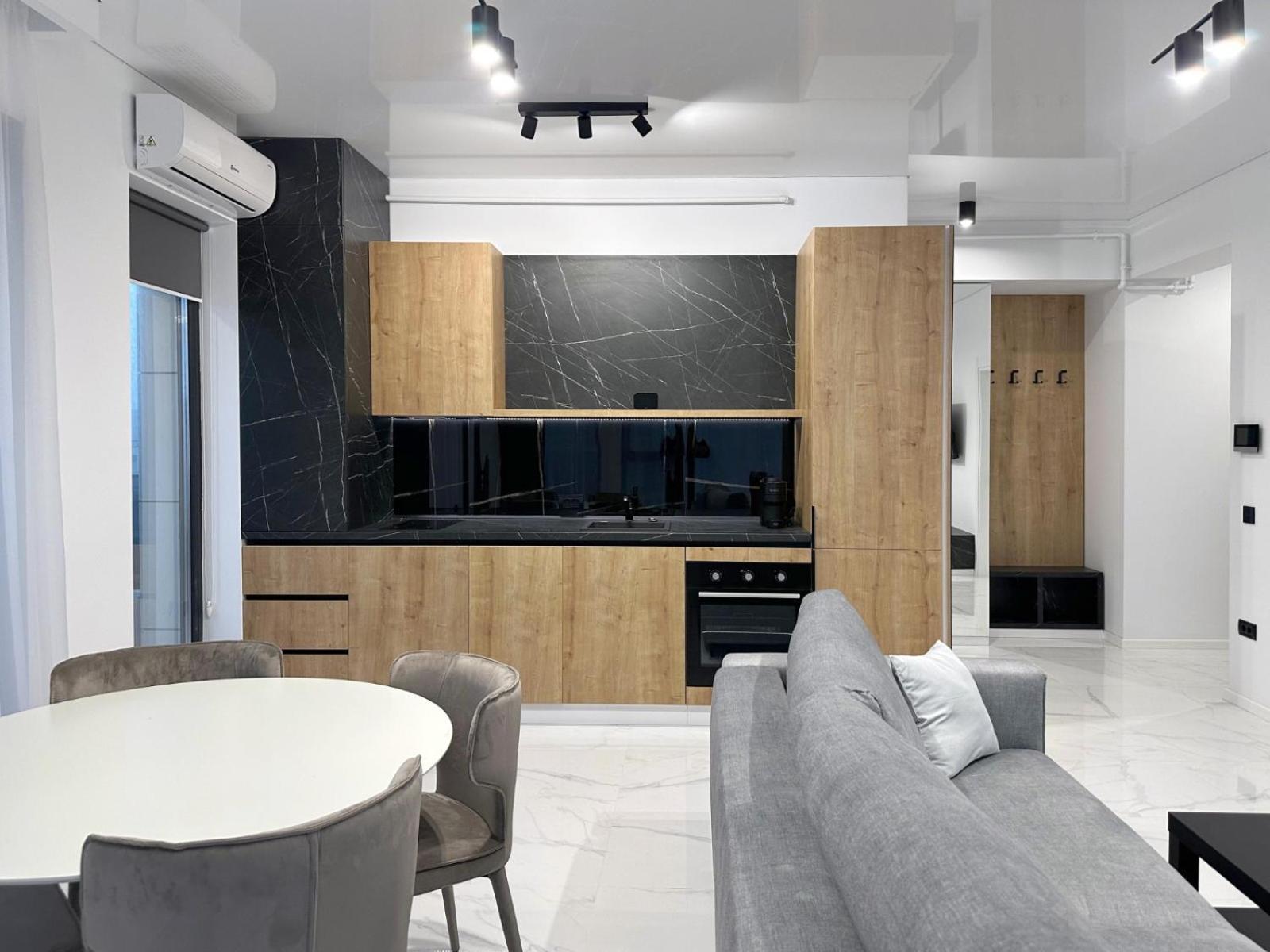 Koya Tower By The Lake Apartments Mamaia Bagian luar foto