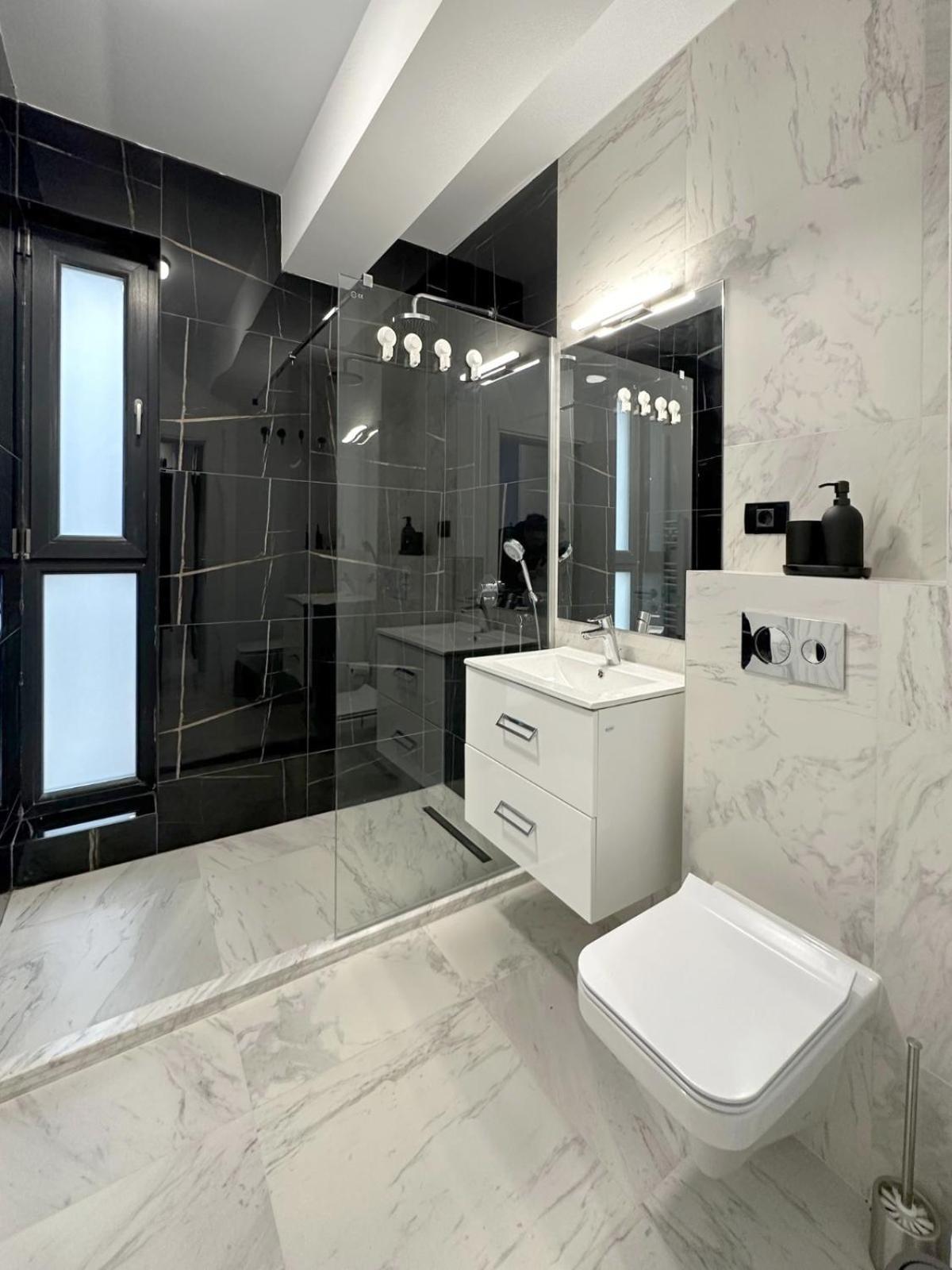 Koya Tower By The Lake Apartments Mamaia Bagian luar foto