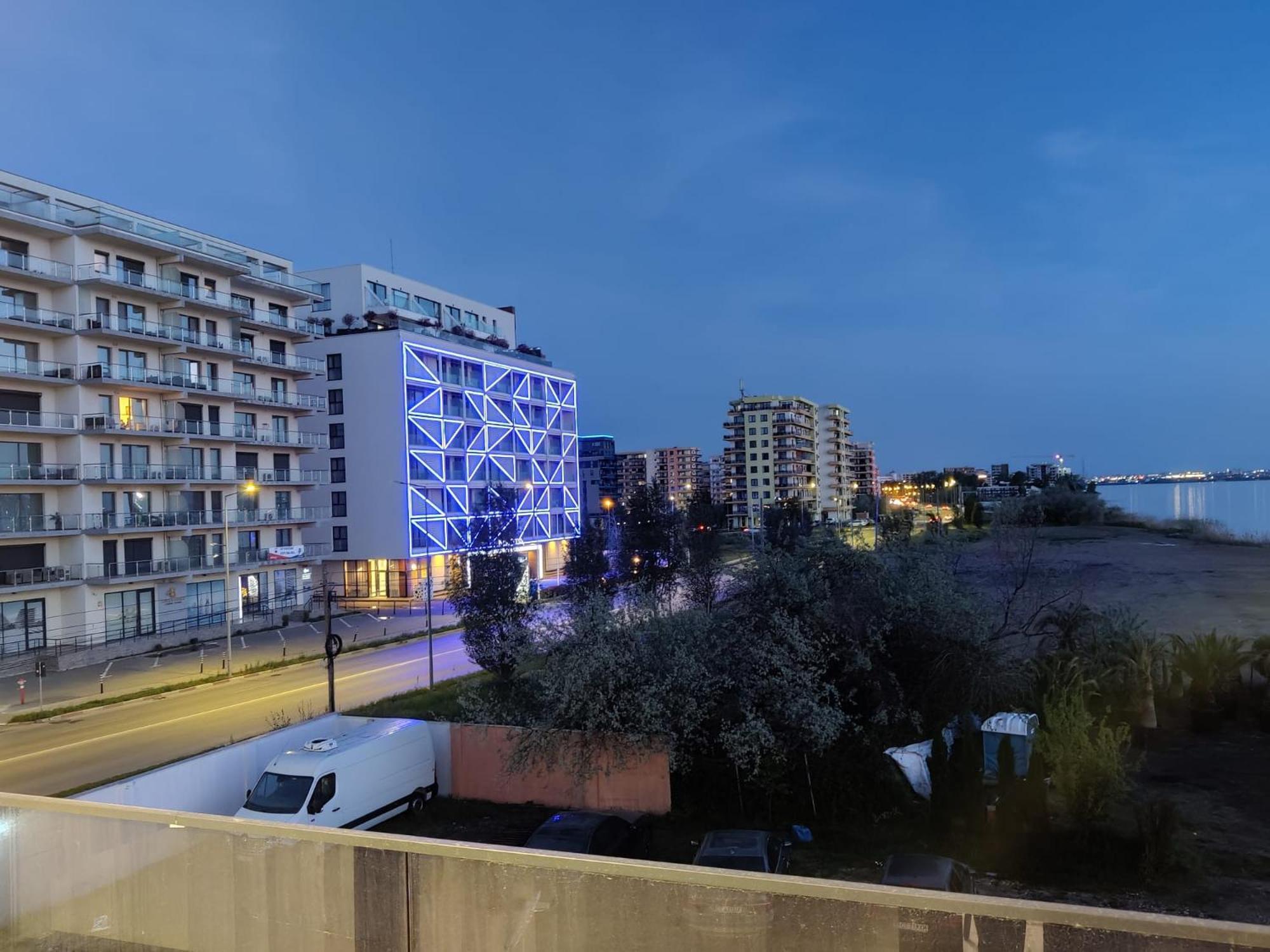 Koya Tower By The Lake Apartments Mamaia Bagian luar foto